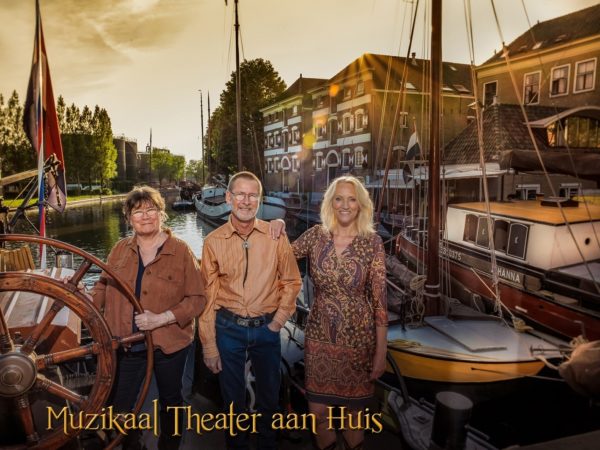 Muzikaal Theater aan Huis met tekst kleiner